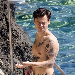 Harry Styles latest sexy shirtless June 18, 2021, 7pm