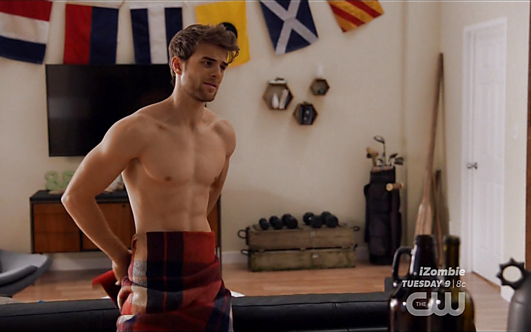 Athletic Body: Nathaniel Buzolic In Significant Mother1x01 