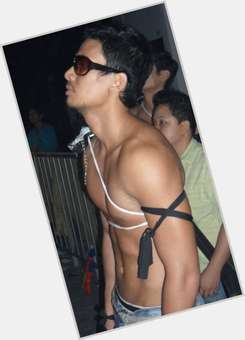 <a href="/hot-men/christian-bautista/is-he-gay-transfer-gma-married-moving-popular">Christian Bautista</a> Average body,  