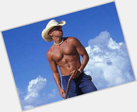 <a href="/hot-men/kenny-chesney/is-he-dating-married-homosexual-jerk-someone-bi">Kenny Chesney</a> Average body,  light brown hair & hairstyles
