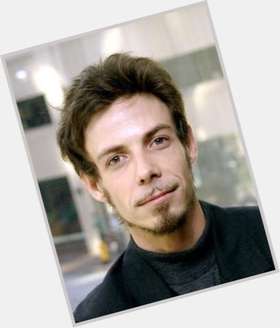 <a href="/hot-men/noah-taylor/is-he-game-thrones-married-sick-harry-potter">Noah Taylor</a> Average body,  dark brown hair & hairstyles