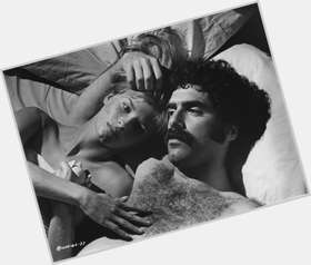 <a href="/hot-men/elliott-gould/is-he-alive-married-american-history-x-what">Elliott Gould</a> Average body,  salt and pepper hair & hairstyles