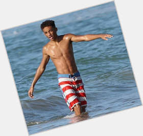 <a href="/hot-men/jaden-smith/is-he-retarded-will-smiths-son-dating-bi">Jaden Smith</a> Athletic body,  black hair & hairstyles