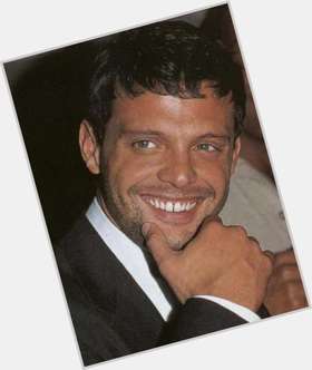 <a href="/hot-men/luis-miguel/is-he-married-mexican-dating-brittny-gastineau-daisy">Luis Miguel</a> Average body,  light brown hair & hairstyles