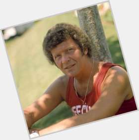 <a href="/hot-men/robert-reed/is-he-gay-alive-or-where-buried-now">Robert Reed</a> Athletic body,  grey hair & hairstyles
