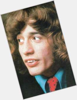 <a href="/hot-men/robin-gibb/is-he-still-alive-sick-ill-dying-married">Robin Gibb</a> Slim body,  dark brown hair & hairstyles