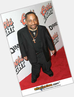 <a href="/hot-men/tony-cox/is-he-married-died-really-midget-still-alive">Tony Cox</a> Average body,  dark brown hair & hairstyles